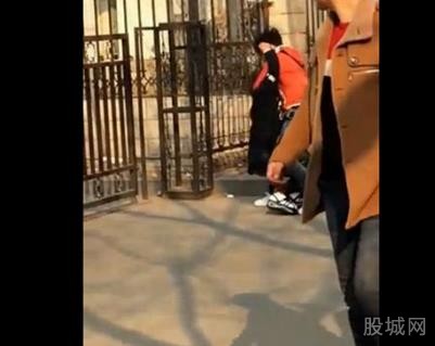 男子当街暴打女友十分残忍 路人路见不平群殴渣男