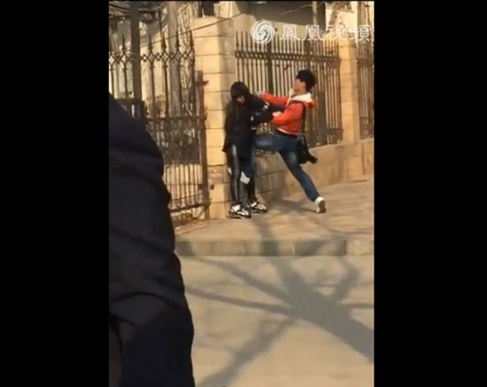 男子当街暴打女友遭围殴 女生帮男友挡拳脚狗血结局也是醉了