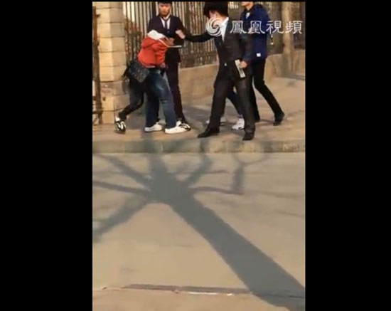 男子当街暴打女友遭围殴 女生帮男友挡拳脚狗血结局也是醉了
