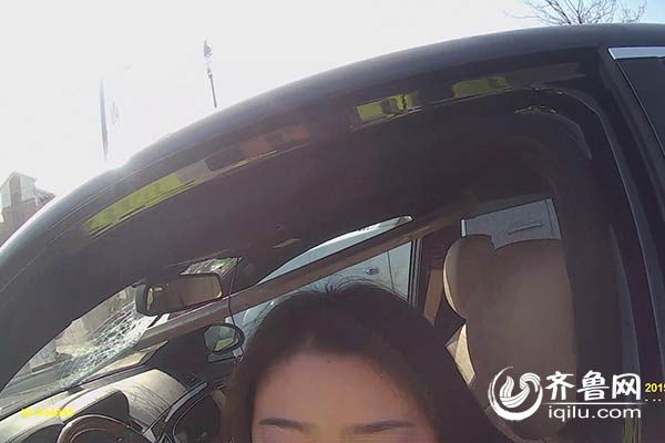 济南女司机酒驾撞9节护栏 遇交警拍照先摆剪刀手 