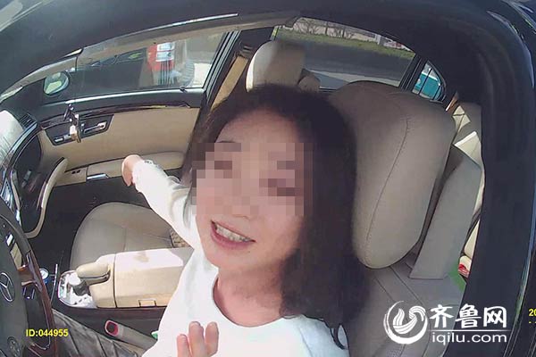 济南女司机酒驾撞9节护栏 遇交警拍照先摆剪刀手 
