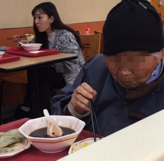 姑娘为行乞老太买饭引热议 网友赞其人美心善