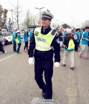重庆交警神似何以琛 帅的迷倒过路人【图】