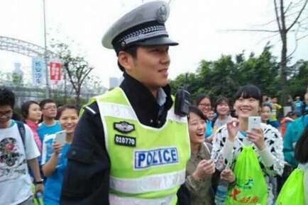 重庆交警神似何以琛 帅的迷倒过路人【图】