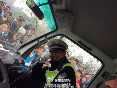 重庆交警神似何以琛 帅的迷倒过路人【图】