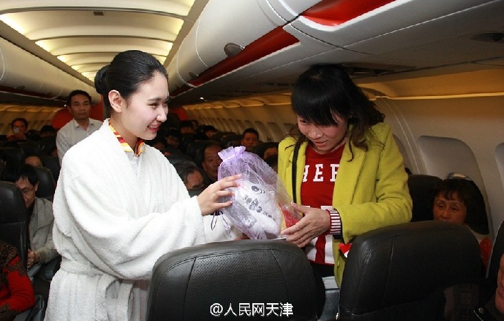 睡衣空姐亮相飞机客舱 一改往日空乘制服装扮