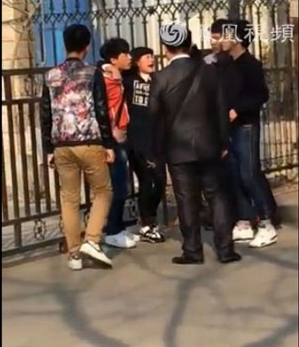 男子当街暴打女友被群殴 网友：别掺合别人家事【组图】
