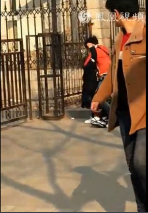 男子当街暴打女友被群殴 网友：别掺合别人家事【组图】