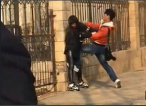 男子当街暴打女友被群殴 网友：别掺合别人家事【组图】