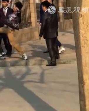 男子当街暴打女友被群殴 网友：别掺合别人家事【组图】