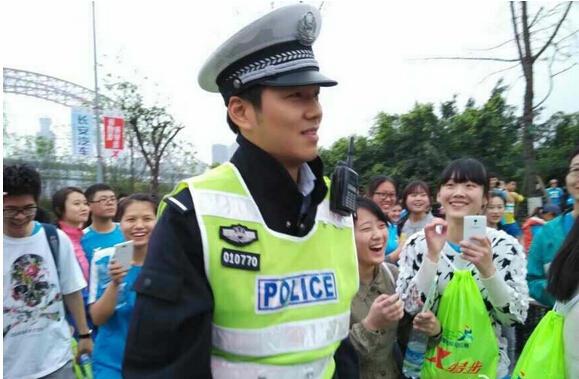 重庆帅交警遭围拍致拥堵 网友称神似“何以琛”