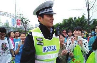 本报综合 日前，重庆马拉松上一位前来维持秩序的交警在微博上火了，因为长太帅。