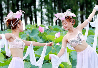 少女采花月薪2万要求有自然体香 景点揽客出奇招