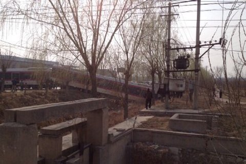 <a href='http://www.bjxxg.cn/news/beijing/' target='_blank'><u>北京</u></a>地铁亦庄线一调试列车出轨 司机被卡在驾驶室（组图）