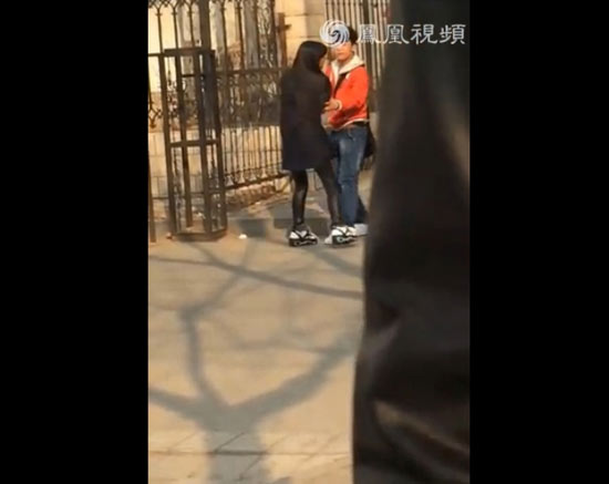 男子当街暴打女友 路人看不下去暴揍无耻男