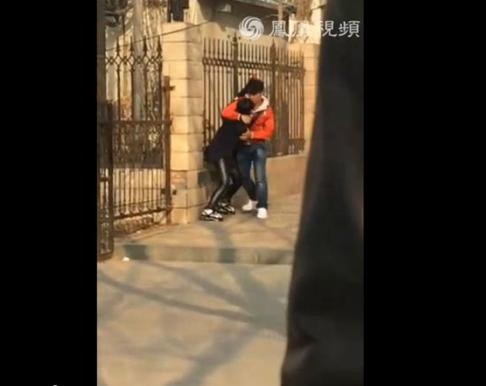 男子当街暴打女友 路人看不下去暴揍无耻男
