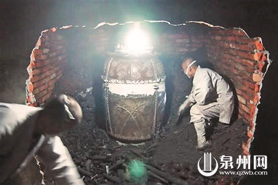 专家揭秘九华山僧侣圆寂后“坐缸”塑金身