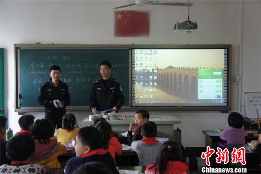 近20名孩童高速路上“玩耍” 高速公路安全再引关注