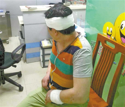 夫妻俩逛街拒绝照相推销被五六名男子围殴