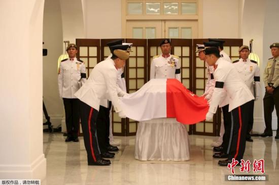 新加坡紧张筹备李光耀国葬 国会大厦致哀人潮不减