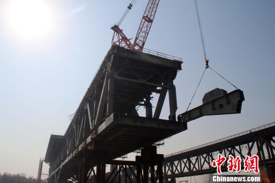 黑龙江最长公铁两用桥主桥钢梁架设正式复工