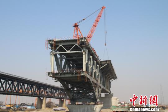 黑龙江最长公铁两用桥主桥钢梁架设正式复工