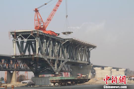 黑龙江最长公铁两用桥主桥钢梁架设正式复工