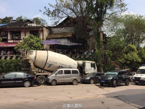 【磁器口车祸】罐车司机未锁死制动 罐车自行滑向人行道