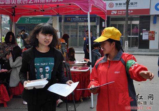 地球一小时 常德大学生走上街头号召节约用电