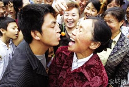 赤脚小伙恋62岁女子 谁说母子恋不是真爱