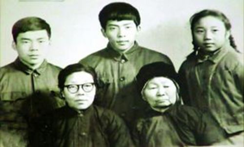 保姆养大雇主孩子 推板车赚钱养大其3个孩子