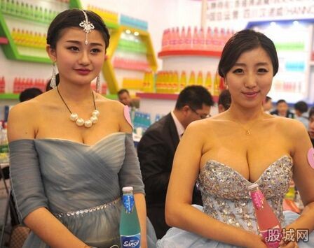 成都糖酒会模特 美女大露爆乳翘臀令男人看直了眼