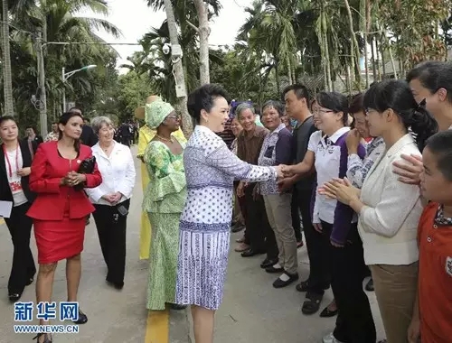 彭丽媛邀请出席博鳌亚洲论坛2015年年会的部分外方领导人夫人参观海南村庄