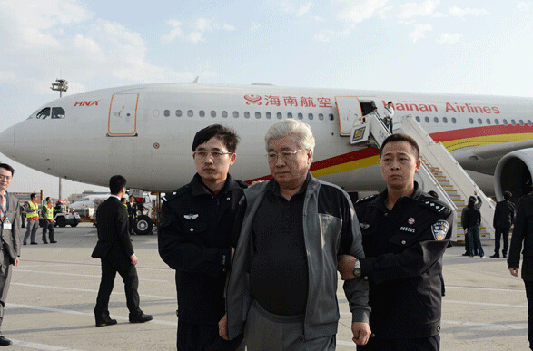 “天网”行动初战告捷 两外逃贪官被押解回国(图)