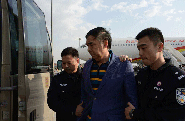 “天网”行动初战告捷两外逃贪官被押解回国（图）