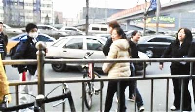 学生拍占道被骂书呆子 时评：这样的“书呆子”还是多些好