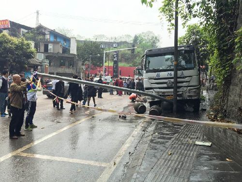 重庆磁器口发生车祸 目击者称现场死亡一人重伤数人