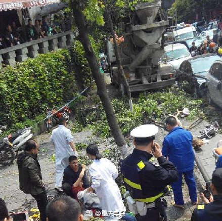 老人救婴身亡 成都磁器口车祸水泥罐车冲上人行道