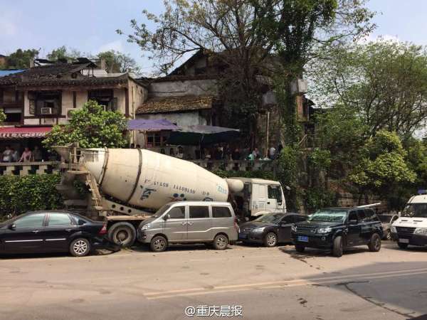 老人救婴身亡 成都磁器口车祸水泥罐车冲上人行道