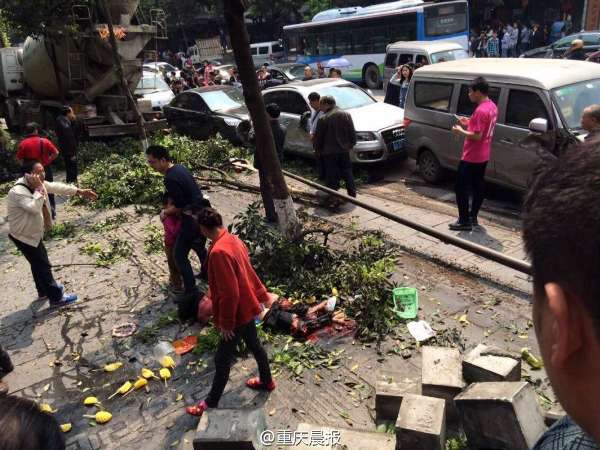 老人救婴身亡 成都磁器口车祸水泥罐车冲上人行道