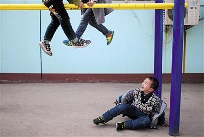 艾滋男童赴山西就学 9岁坤坤逐渐融入充满暖意的集体中