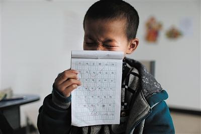 艾滋男童赴山西就学 9岁坤坤逐渐融入充满暖意的集体中