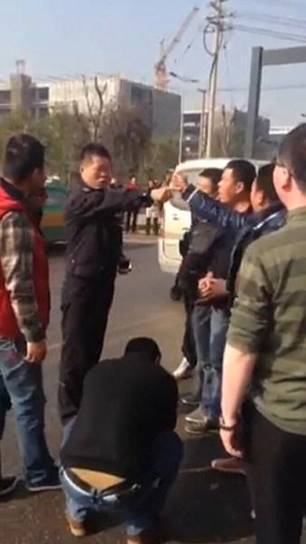 网曝西安警民互殴 警察被打哭