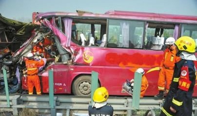 成绵复线车祸连撞15车现场惨烈 大雾天如何避免事故