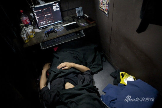 日本有这样一群人：网吧难民
