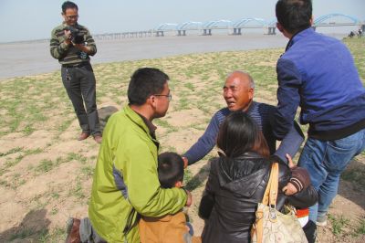获救男童一家给武耀宗父亲下跪。河南交通职业技术学院供图