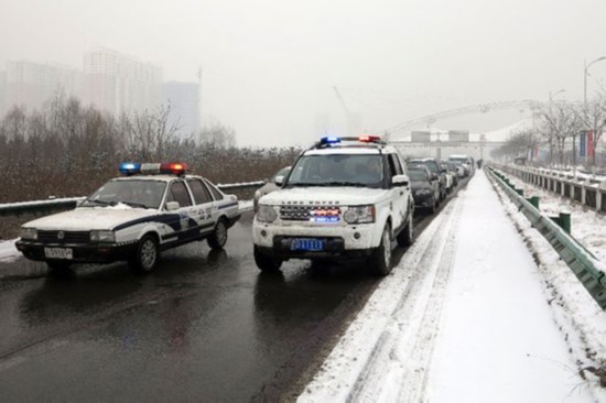 网曝山西交警均配五连号路虎越野车 惊现交警拉风车队