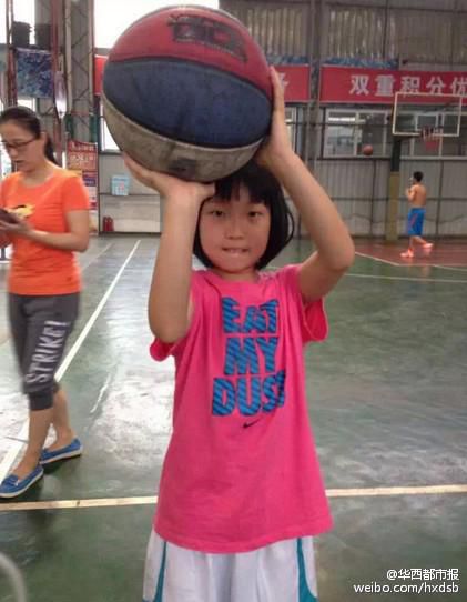 绵阳12岁女“乔丹”球技惊人 轻松戏耍同龄男生