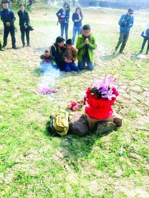 大学生跳黄河救人被冲走 获救者一家下跪祈祷
