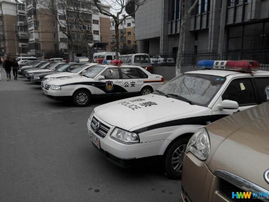 南京警车集体违停惹怒交警 罚单贴满一条街